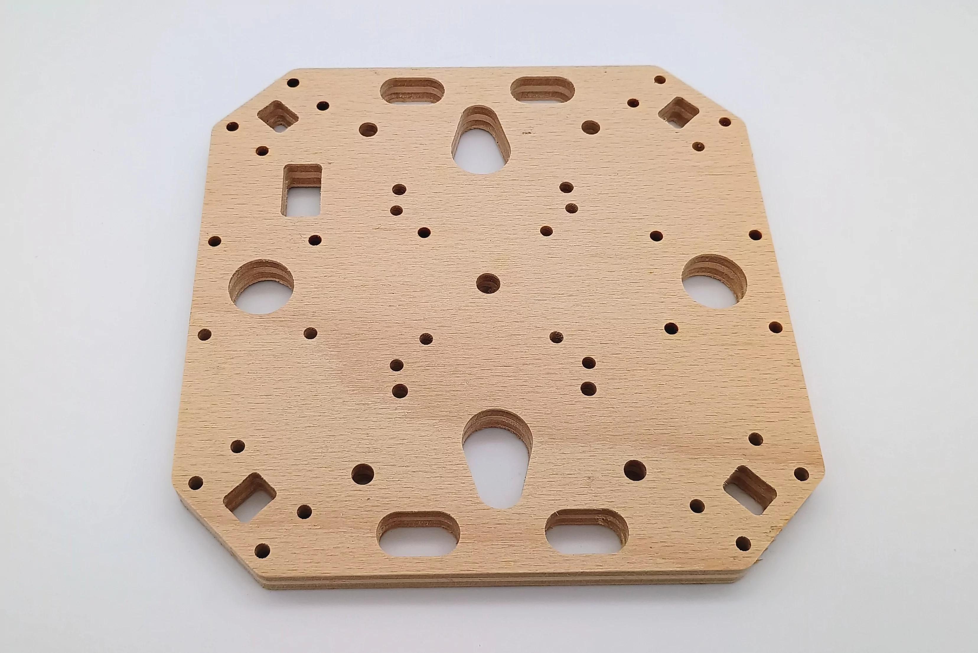 CNC frézování a laserové řezání překližky